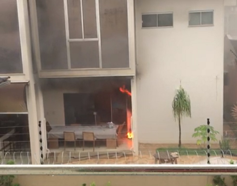 Casa pegou fogo em quadra de Palmas — Foto: Divulgação