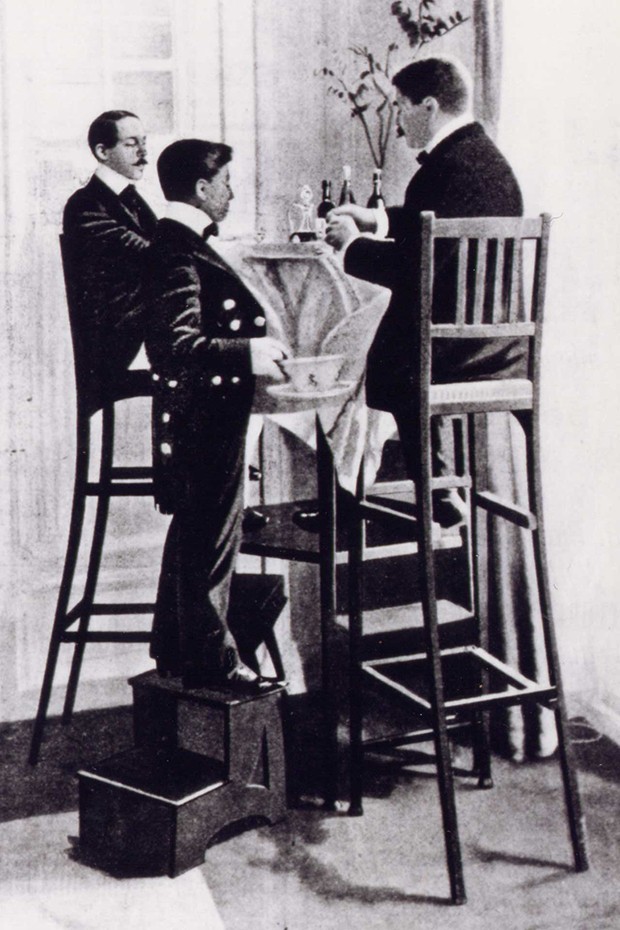 The aviation pioneer Alberto Santos-Dumont in his Parisian home dining with friends seated on high furniture so they could experience what it was like to be elevated above the ground (Foto: CARTIER ARCHIVES © CARTIER)