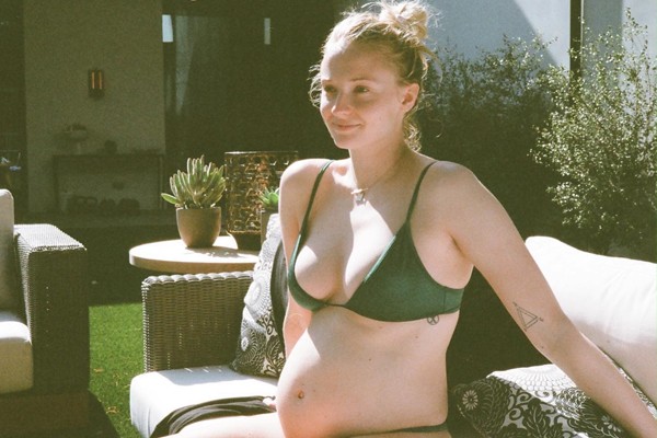 Sophie Turner em retrato da sua primeira gravidez, a da filha Willa (Foto: reprodução / Instagram)