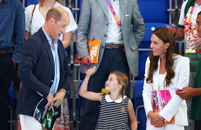 SMETHWICK, ENGLAND - AUGUST 02: Prince William, Duke of Cambridge, Princess Charlotte and Catherine, Duchess of Cambridge watch the action on day five of the Birmingham 2022 Commonwealth Games at Sandwell Aquatics Centre on August 02, 2022 in Smethwick, E (Foto: Getty Images)