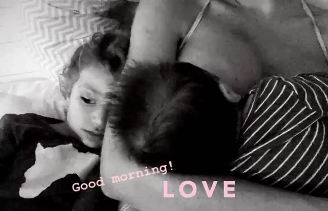 Candice Swanpoel posa amamentando o caçula ao lado de Anacã (Foto: Reprodução/Instagram)
