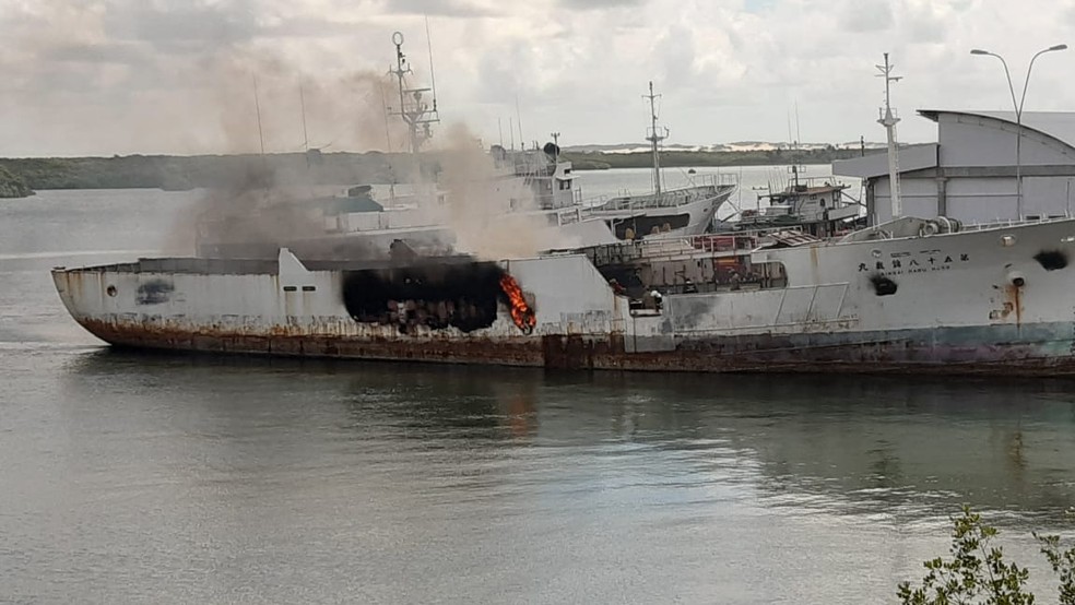 Barco pega fogo no bairro da Ribeira em Natal â€” Foto: SÃ©rgio Henrique Santos/Inter TV Cabugi