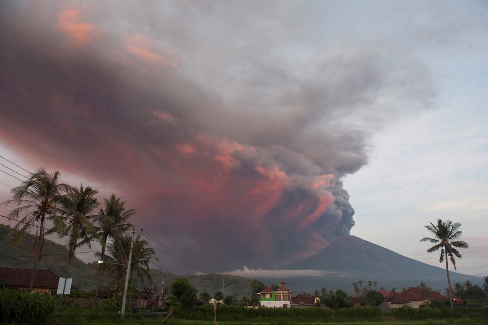 Vulcão Agung, no Bali, em atividade é fotografado a partir da vila de Culik, em Karangasem  (Foto: Antara Foto/Nyoman Budhiana/ Reuters)