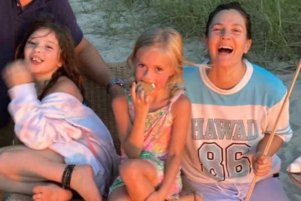 Drew Barrymore with her two daughters (Photo: Playback / Instagram)