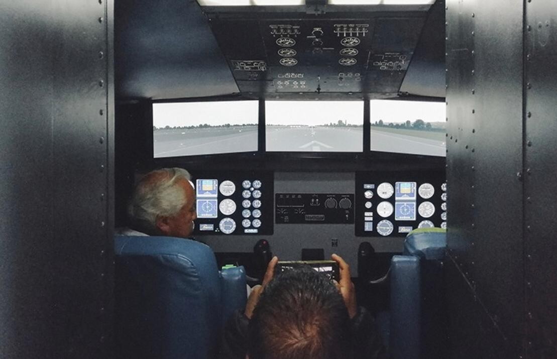 Simulador do avião biblioteca (Foto: Divulgação)