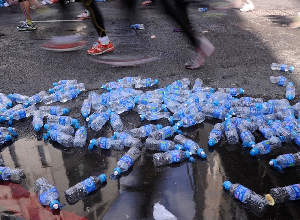 Com a mudança, foram economizadas 300 mil garrafas plásticas (Foto: The Guardian/ Reprodução)