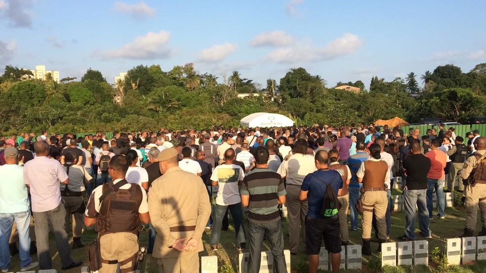 Multidão acompanhou enterro do PM — Foto: Alex De Paula/ G1