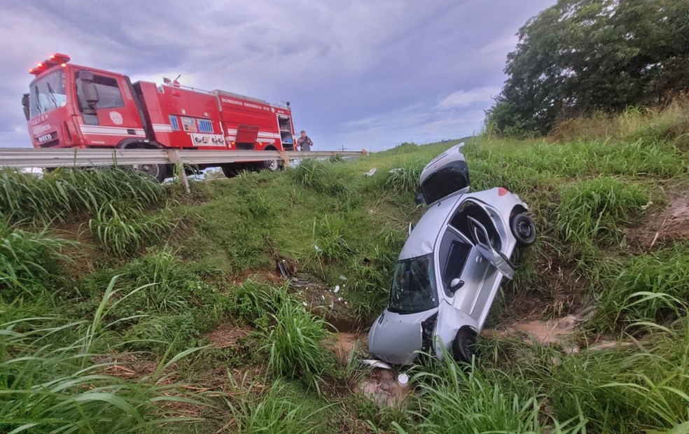 Carro derrapa, cai em vala e deixa cinco feridos em Angatuba  — Foto: CNET/ Reprodução 