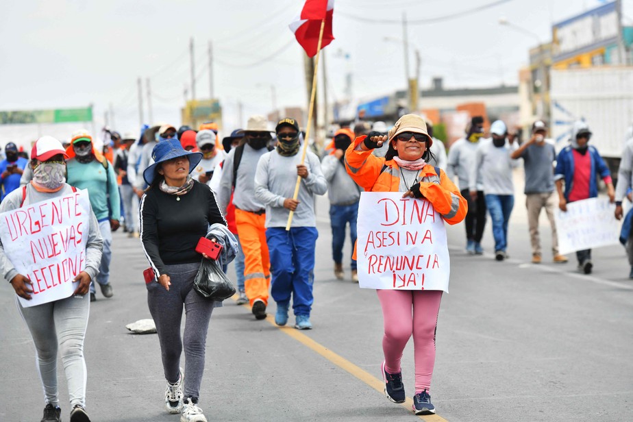Manifestantes pedemk eleições gerais antecipadas no Peru