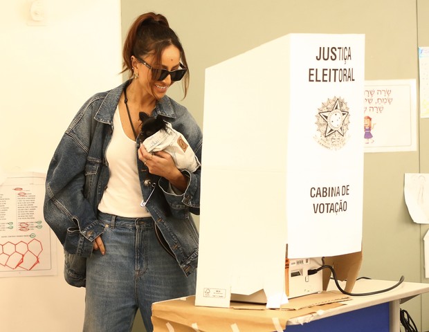 Sabrina Sato va com cachorrinha votar  (Foto: Brazil  Manuela Scarpa/Brazil News)