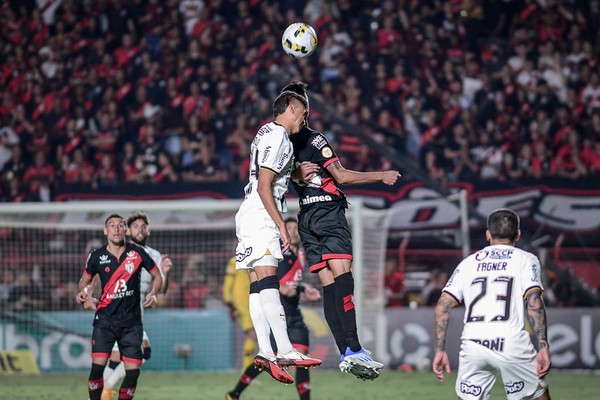 Em jogo que vale vaga para as semifinais, as disputas pelo alto podem decidir quem vai se classificar no duelo entre Corinthians e Atlético-GO (Foto: Alan Deyvid / ACG)