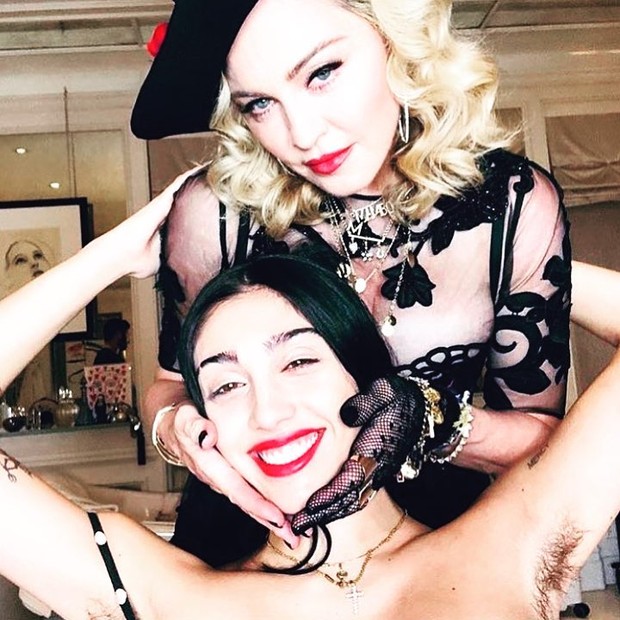 Madonna e Lourdes Maris aparecem com frequência com as axilas sem depilar (Foto: Reprodução/Instagram)