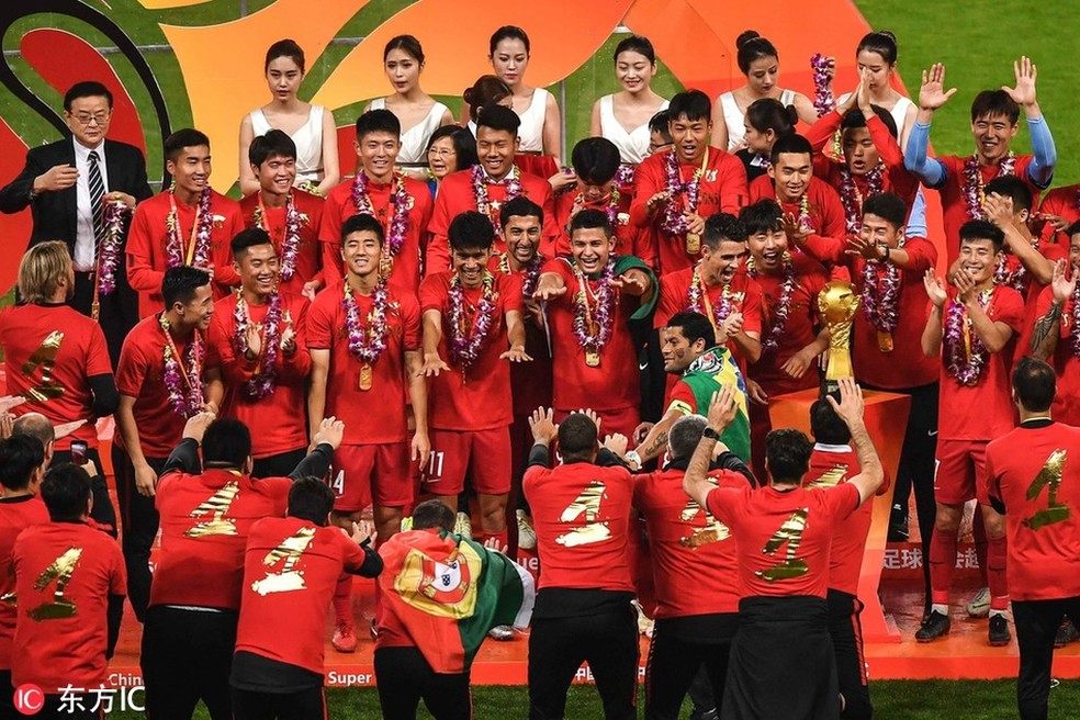 Elkeson estende as mãos, Oscar olha para o troféu, e Hulk se junta ao resto do time do Shanghai SIPG na comemoração do título chinês — Foto: Reprodução Sina.com