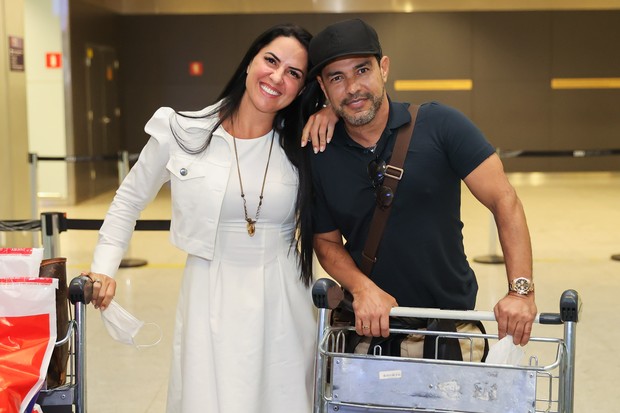 Graciele Lacerda e Zezé Di Camargo desembarcam no Brasil após viagem a Cancún (Foto: Manuela Scarpa/Brazil News)