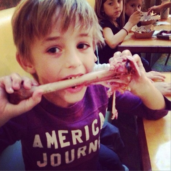 Noah, 6 anos, filho de Cássio Reis e Danielle Winits com uma coxa de peru gigante (Foto: Reprodução/Instagram)