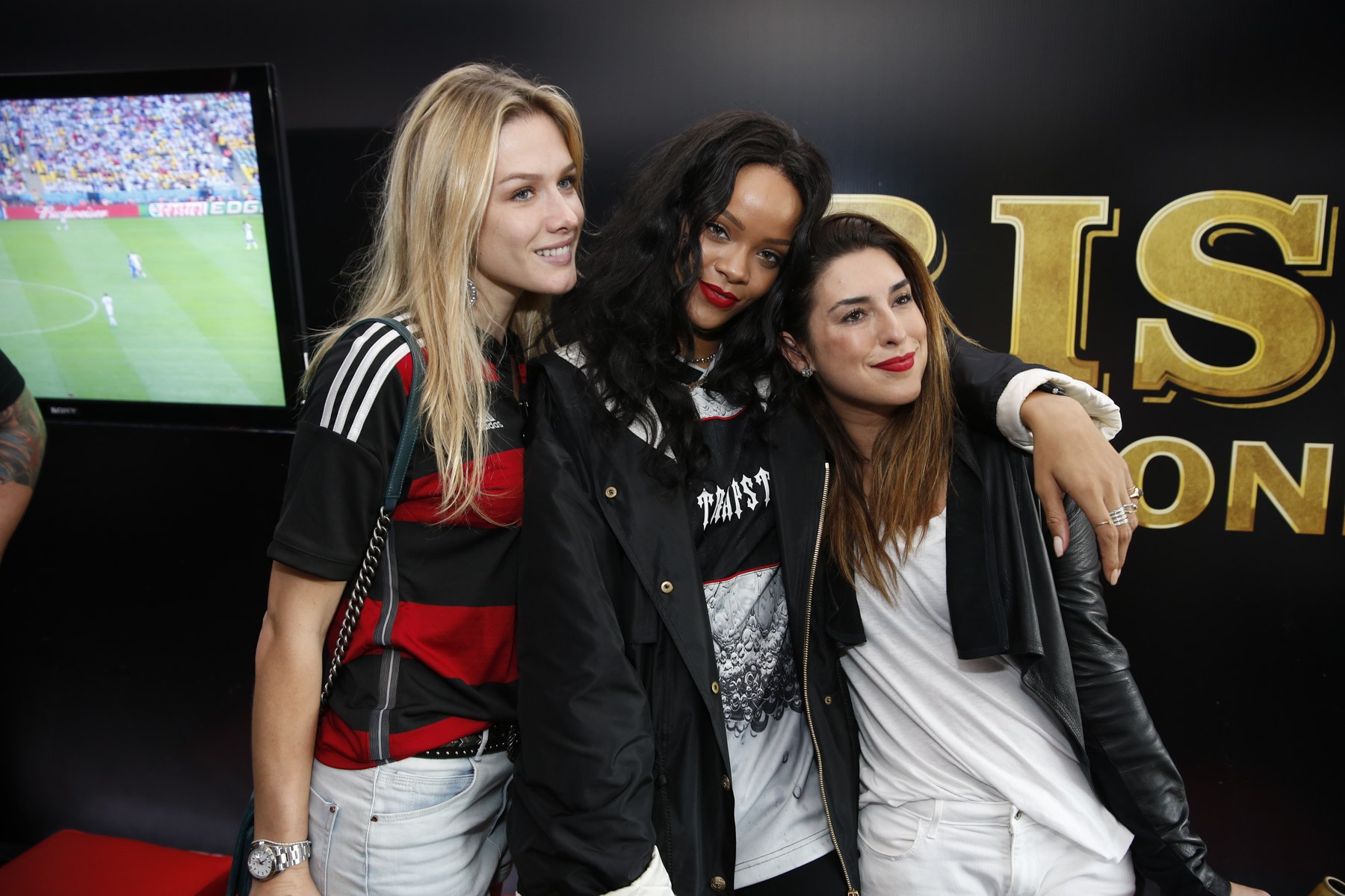 Fiorella Mattheis e Fernanda Paes Leme pediram fotos com Rihanna (Foto: Felipe Panfili/AgNews)