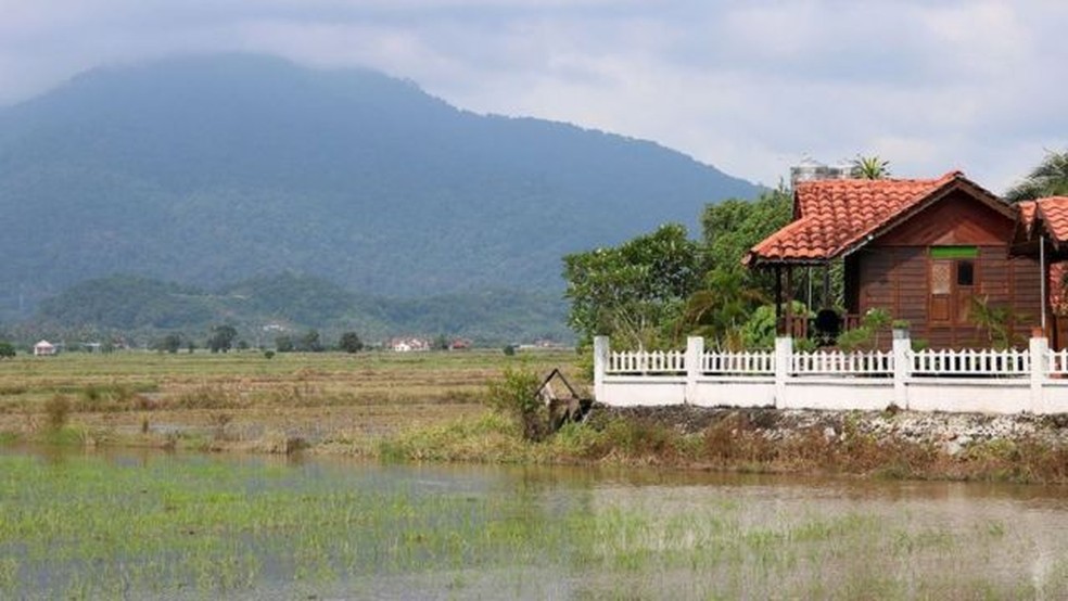 Além das praias turísticas, Langkawi tem um interior verdejante e rural — Foto: Thomas Bird/BBC