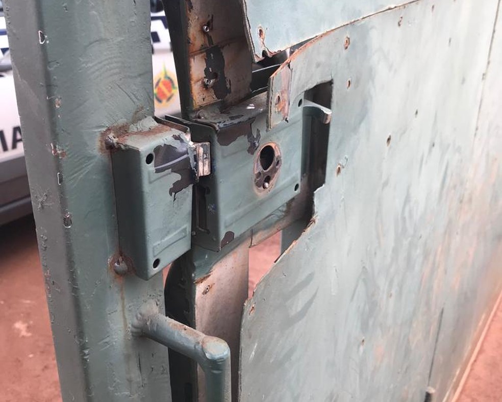 Porta arrombada por engano durante operação policial — Foto: Polícia Militar do DF/Divulgação