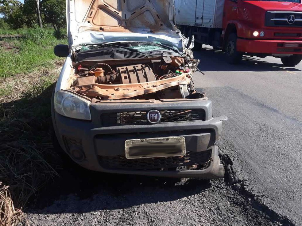 Veículo ficou destruído (Foto: Divulgação/Polícia Militar)