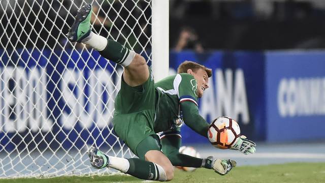 Douglas pula para defender a cobrança de Moisés