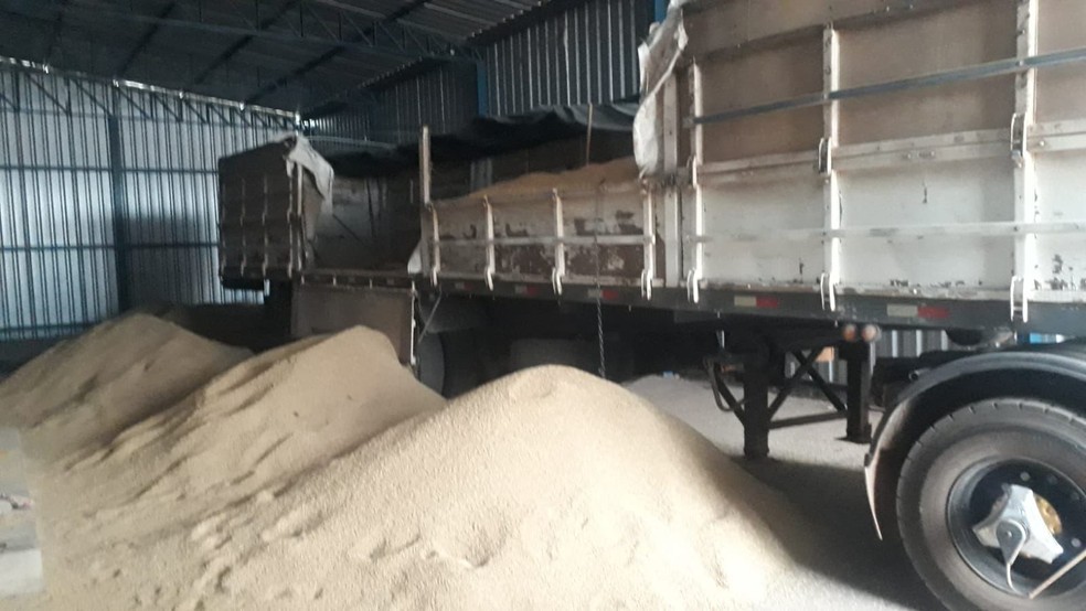 Caminhão carregado de arroz foi localizado em Luzimangues — Foto: Divulgação/Polícia Militar