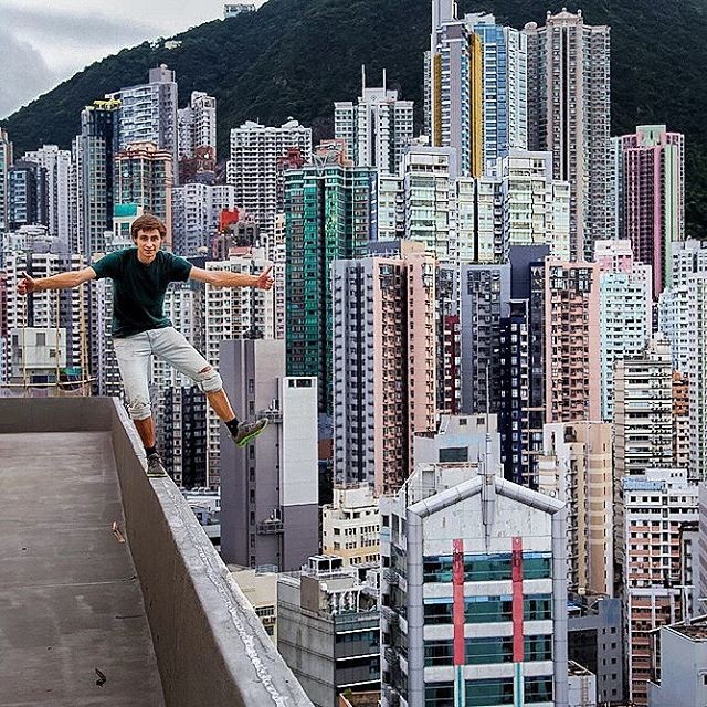 O jovem russo em um edifício em Hong Kong (Foto: Reprodução)