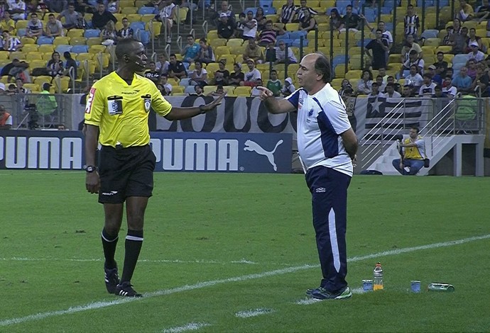 Técnico Marcelo Oliveira reclama e leva bronca do árbitro Luiz Flávio de Oliveira (Foto: Reprodução/Premiere)