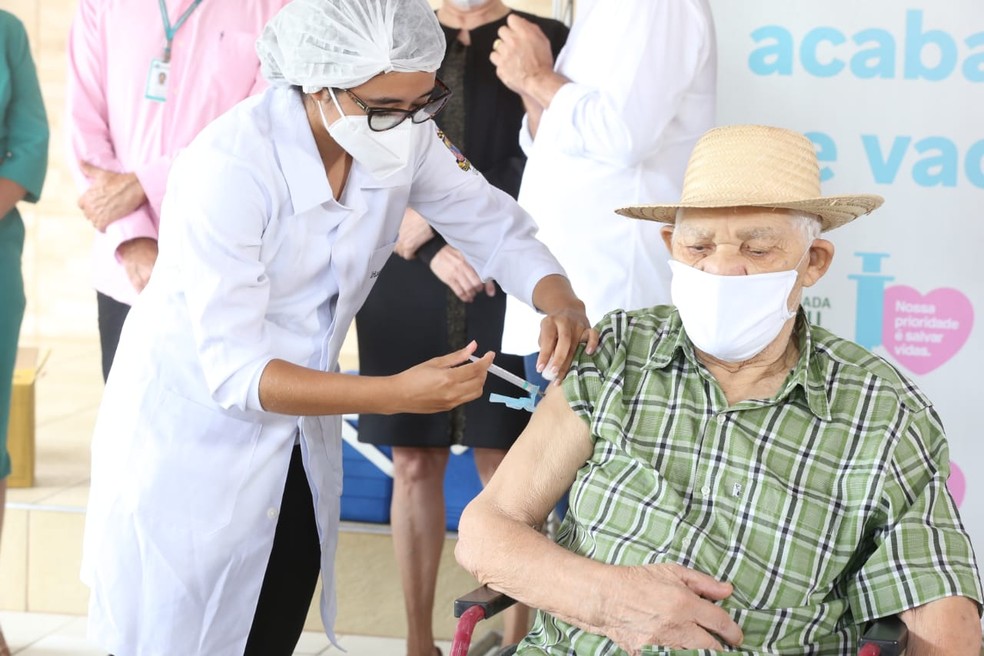 Idosos institucionalizados também fazem parte do grupo que receberá a 4ª dose — Foto: SVM