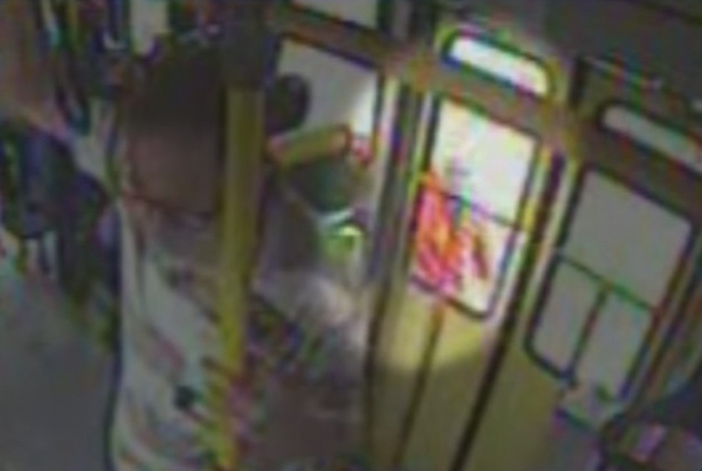 Mulher estava do lado de fora do ônibus em movimento — Foto: Reprodução/TV TEM