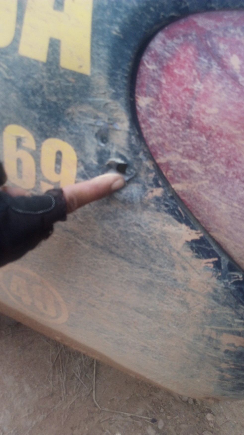Marcas de tiro em carro onde ocorreu suposto confronto em fazenda em Colniza — Foto: Arquivo pessoal