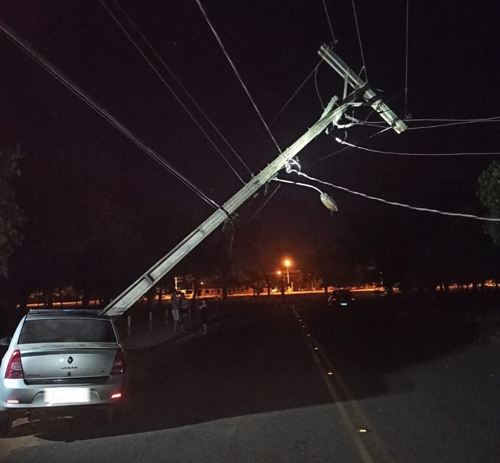 Acidentes envolvendo postes deixam motoristas feridos — Foto: Divulgação/Energisa