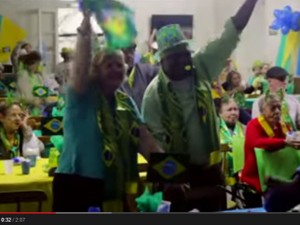 Vídeo mostra brasileiros comemorando o primeiro gol da seleção na Copa (Foto: Reprodução/YouTube)