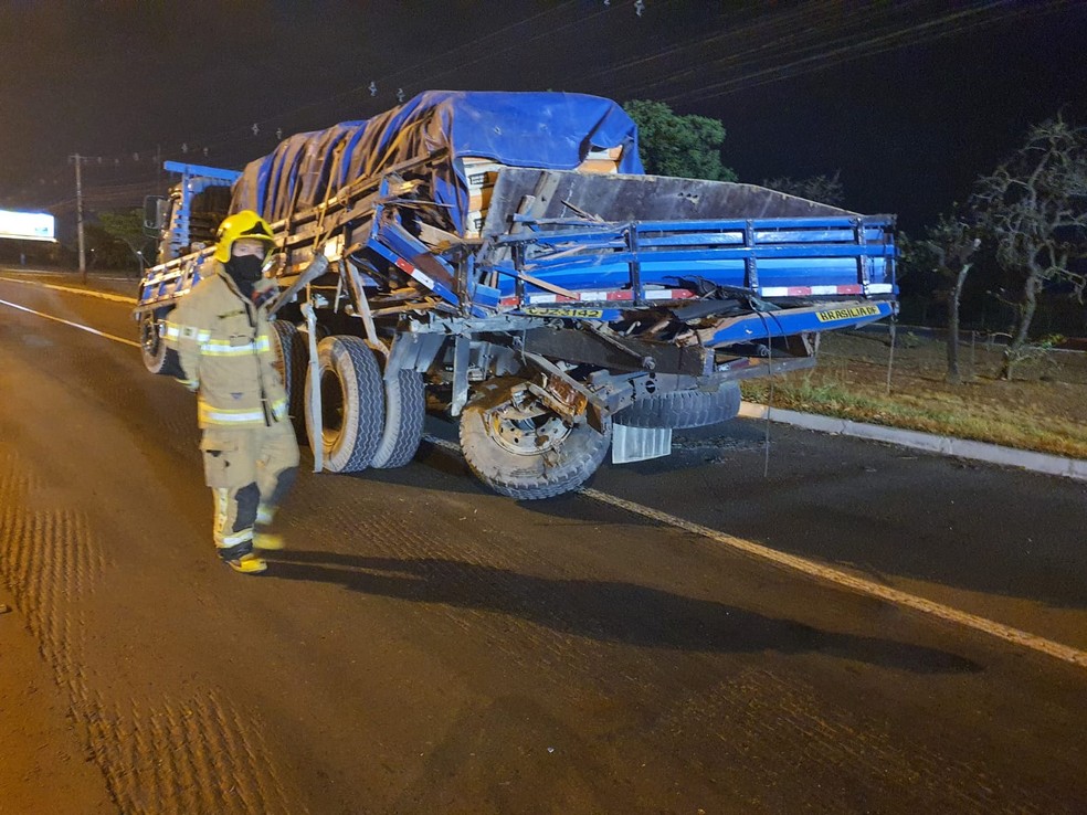 Caminhão com traseira destruída após batida na Epia Norte, em Brasília; motorista não se feriu — Foto: CBMDF/Divulgação