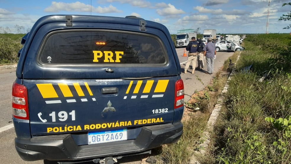 Equipe da PRF esteve no local do acidente — Foto: Sérgio Henrique Santos/Inter TV Cabugi