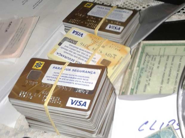 Cartões apreendidos com suspeitos de envolvimento em fraudes a pagamentos de loteria (Foto: Polícia Federal/Divulgação)
