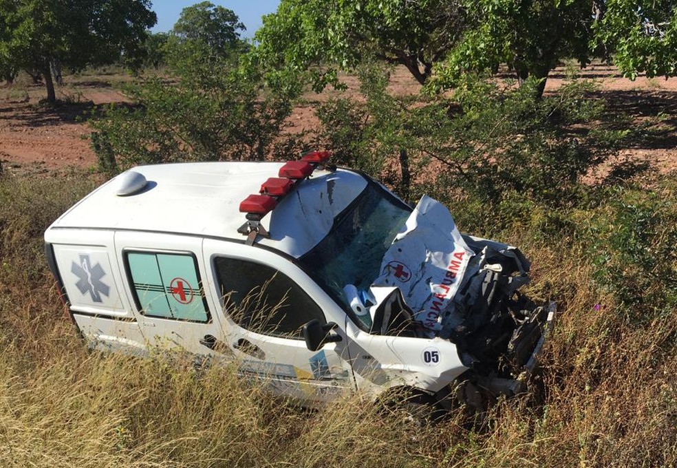 Acidente aconteceu na RN-016 na estrada que vai para Serra do Mel. Frente da ambulância ficou destruída — Foto: Redes sociais
