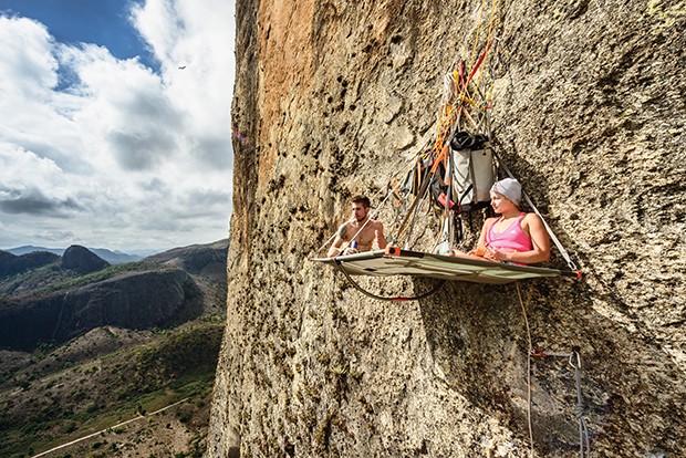 Felipe Camargo and Sasha DiGiulian are seen at the portaledge  at Pedra Riscada in Sao Jose do Divino, Brazil on july 24, 2016 // Marcelo Maragni/Red Bull Content Pool // P-20160901-00419 // Usage for editorial use only // Please go to www.redbullcontentp (Foto: Divulgação)