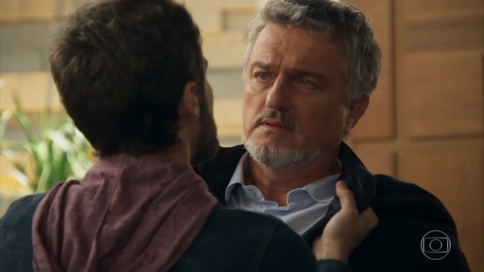 Guido (Werner Schünemann) fica surpreso diante de Giovanni (Jayme Matarazzo) - 'Haja Coração' — Foto: Globo