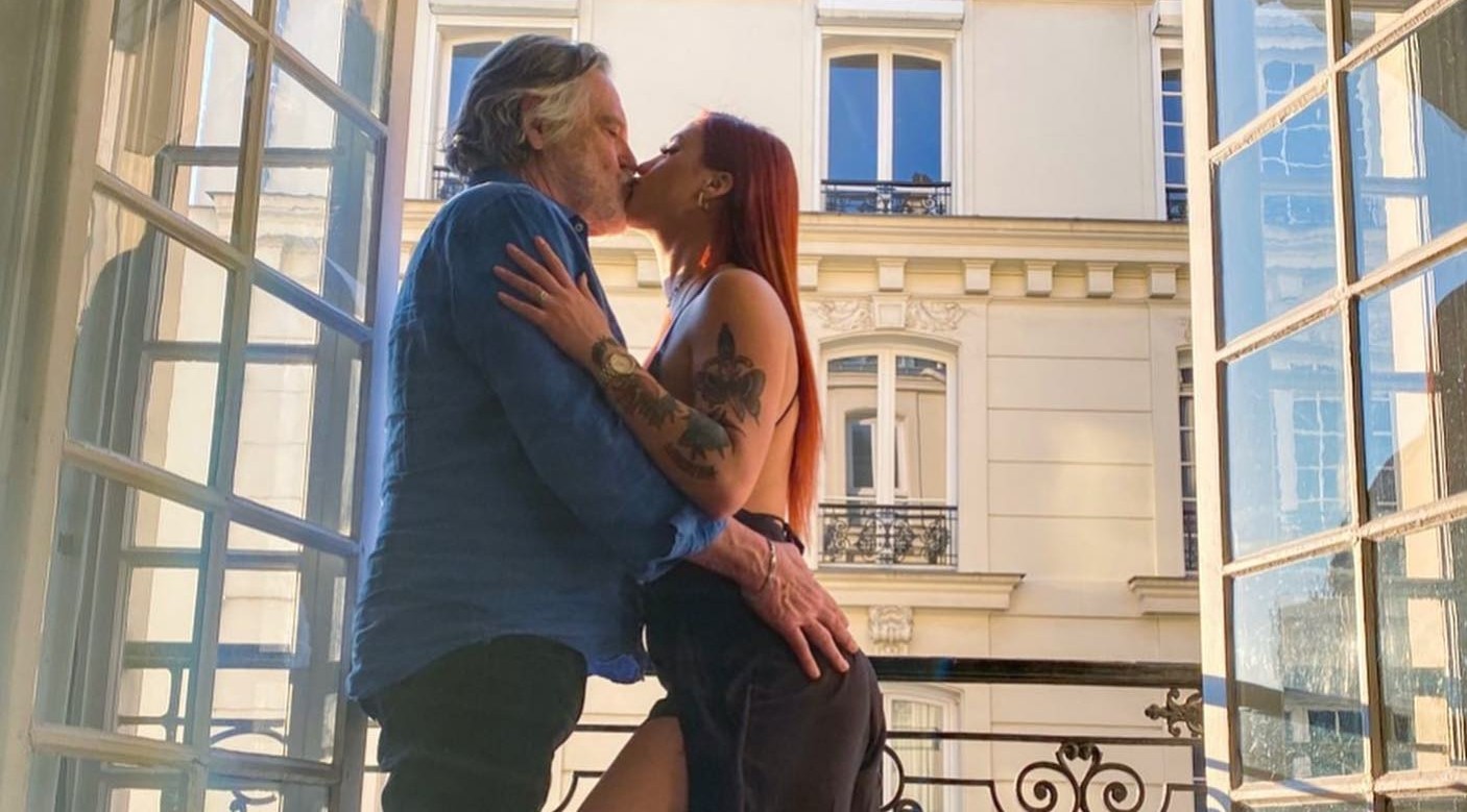 Em Paris, José de Abreu troca beijo apaixonado com Carol Junger (Foto: Reprodução)