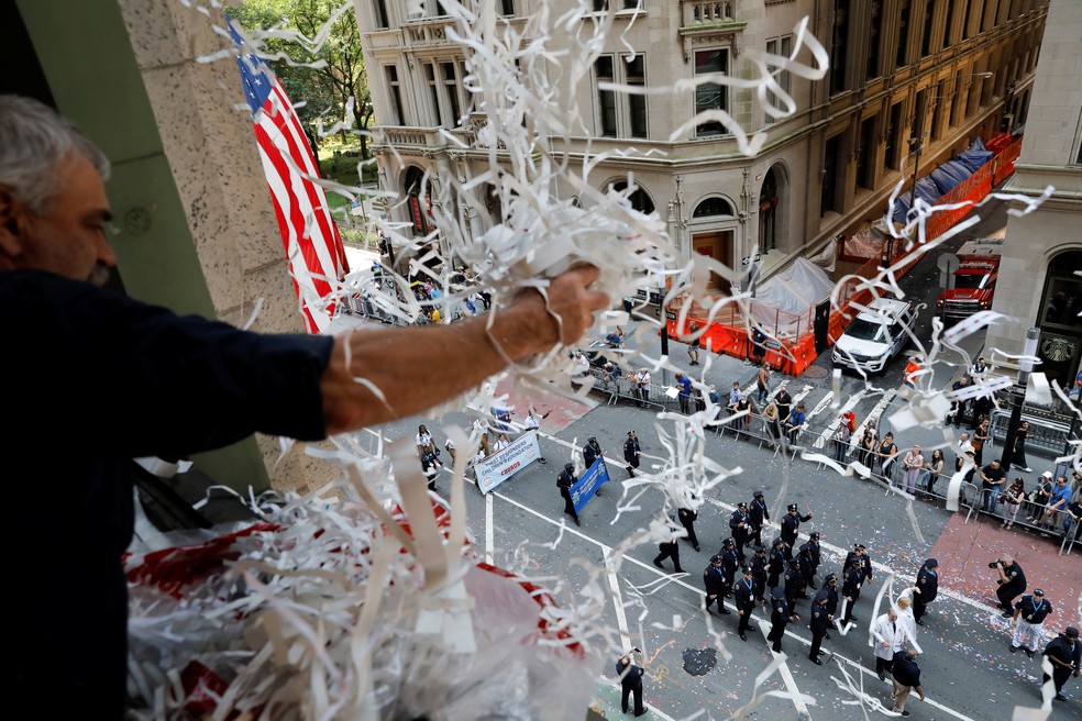 Desfile em homenagem a trabalhadores essenciais em Nova York, EUA, em 7 de julho de 2021 — Foto: Andrew Kelly/Reuters