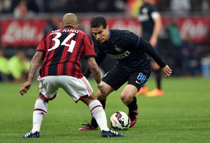 Hernanes De Jong Inter Milan (Foto: GIUSEPPE CACACE / AFP)