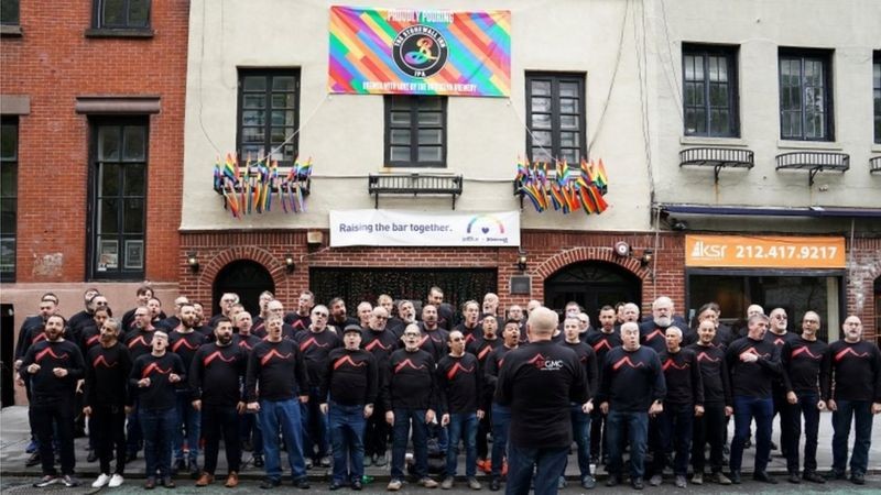 bbc Coral de homens gay de São Francisco se apresenta em frente ao Stonewall Inn em Nova York (Foto: Reuters via BBC)