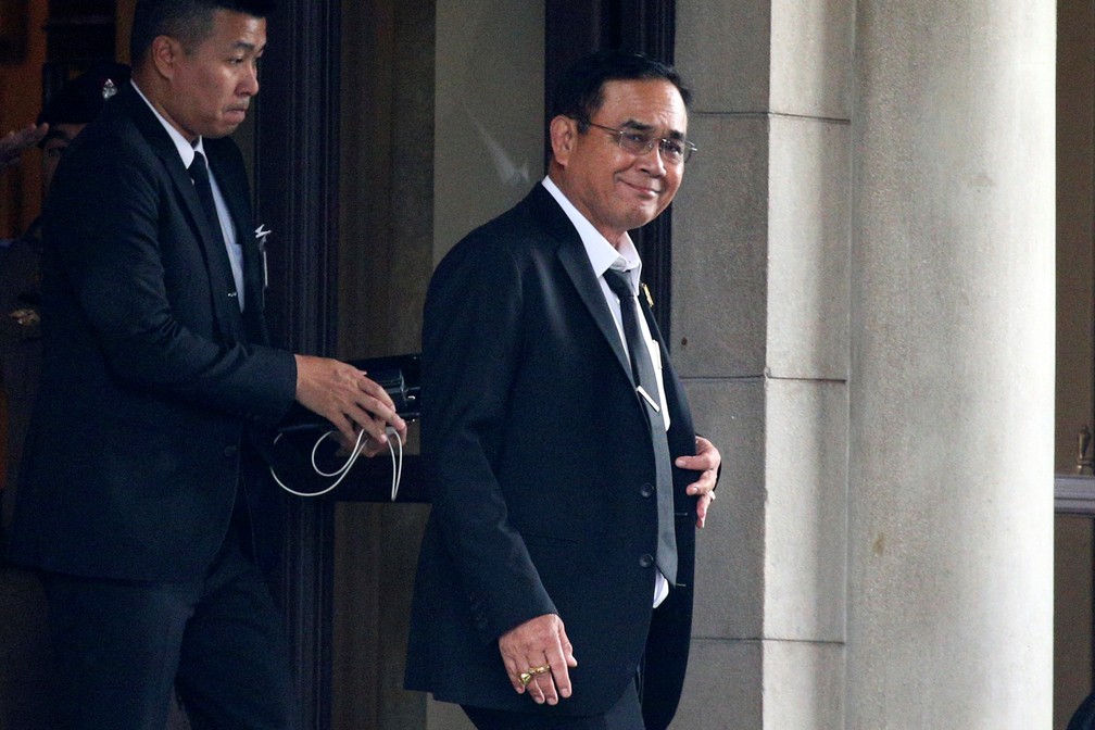 Prayuth Chan-O-Cha, reeleito primeirro-ministro da Tailândia, deixa sede do governo em Bangkok — Foto: Reuters/Athit Perawongmetha