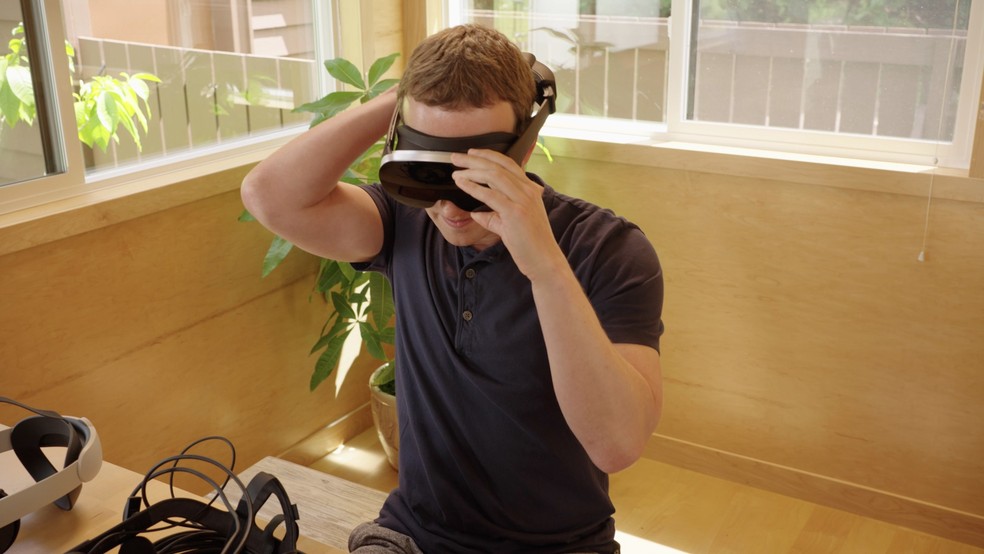 Mark Zuckerberg, presidente da Meta, testa o protótipo de realidade virtual Holocake 2 — Foto: Divulgação/Meta