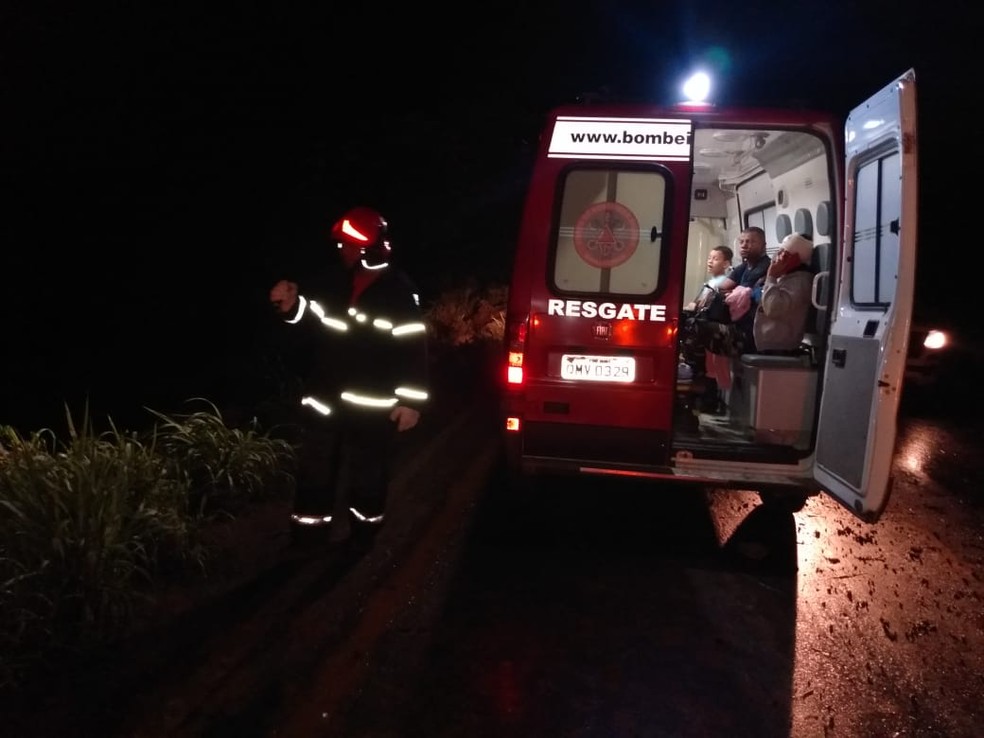 Vítimas foram socorridas pelos bombeiros e Samu — Foto: Corpo de Bombeiros/ Divulgação