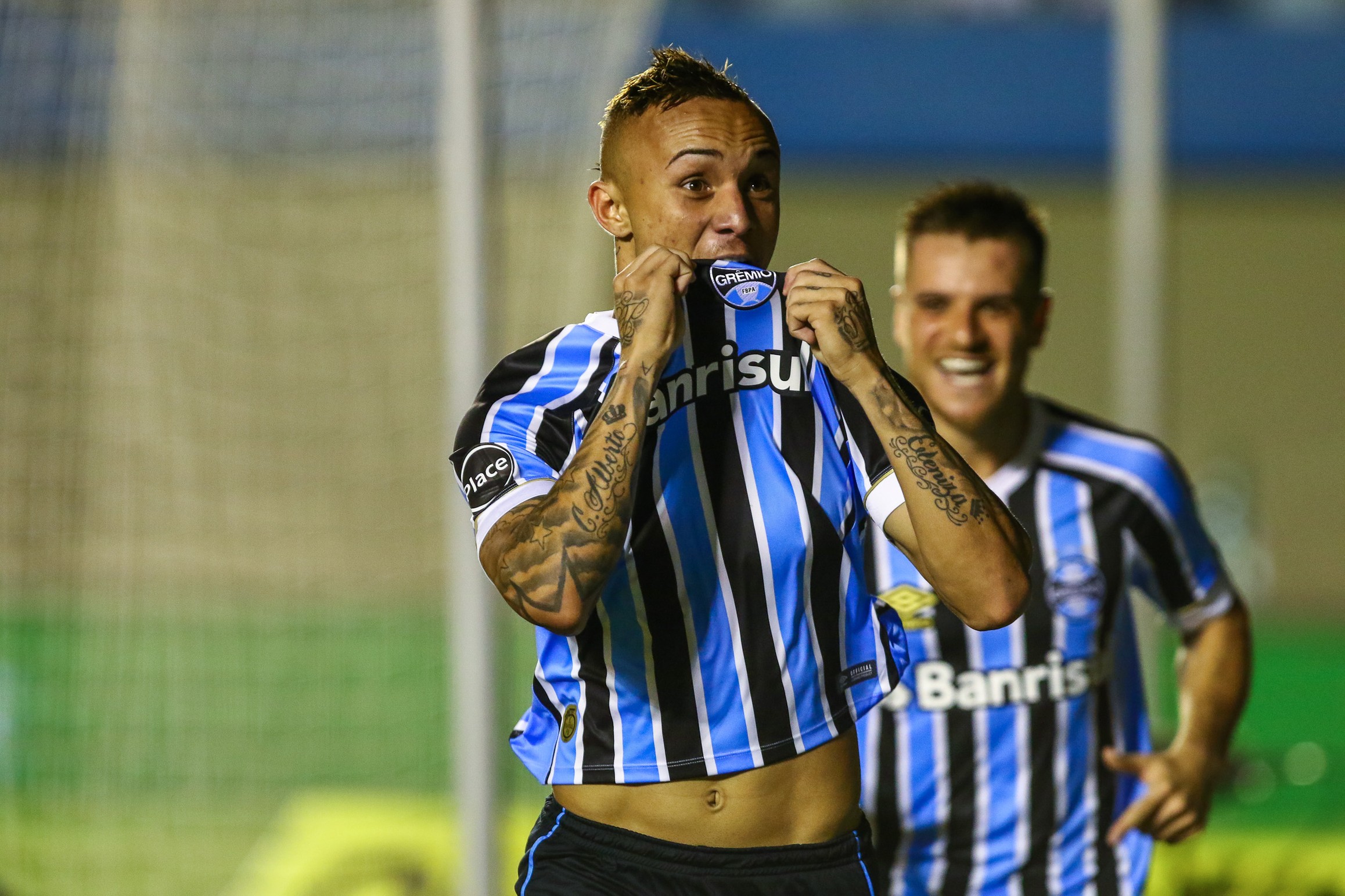 Everton brilha com dribles mágicos e desponta no Grêmio