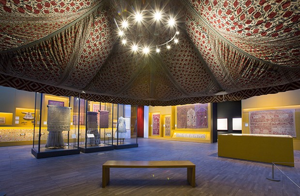A view of the tent owned by Tipu Sultan, the 18th-century Indian ruler of Mysore, on display at The Victoria & Albert Museum’s Fabric of India exhibition. (Foto: Fabric of India Victoria & Albert Museum)