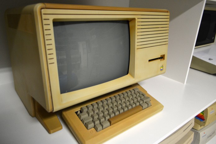 Apple Lisa II, lançado em janeiro de 1984. Sua grande inovação era o leitor de disquete de 3,5’’, com 400 KB (Foto: Divulgação/HiMaker)