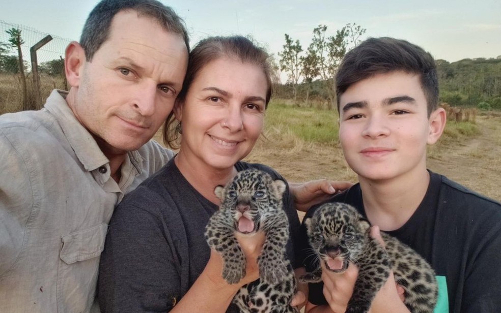 Leandro Silveira, a esposa Anah e o filho Tiago Jácomo — Foto: Reprodução/Instagram