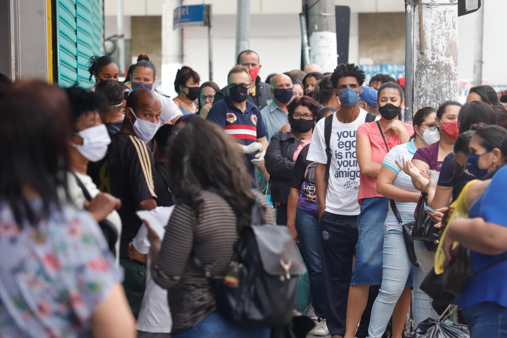 Movimenta&ccedil;&atilde;o na regi&atilde;o do Br&aacute;s, no centro de S&atilde;o Paulo (SP), nesta quarta-feira (10), no primeiro dia de reabertura do com&eacute;rcio de rua &mdash; Foto: Mineto/Futura Press/Estad&atilde;o Conte&uacute;do